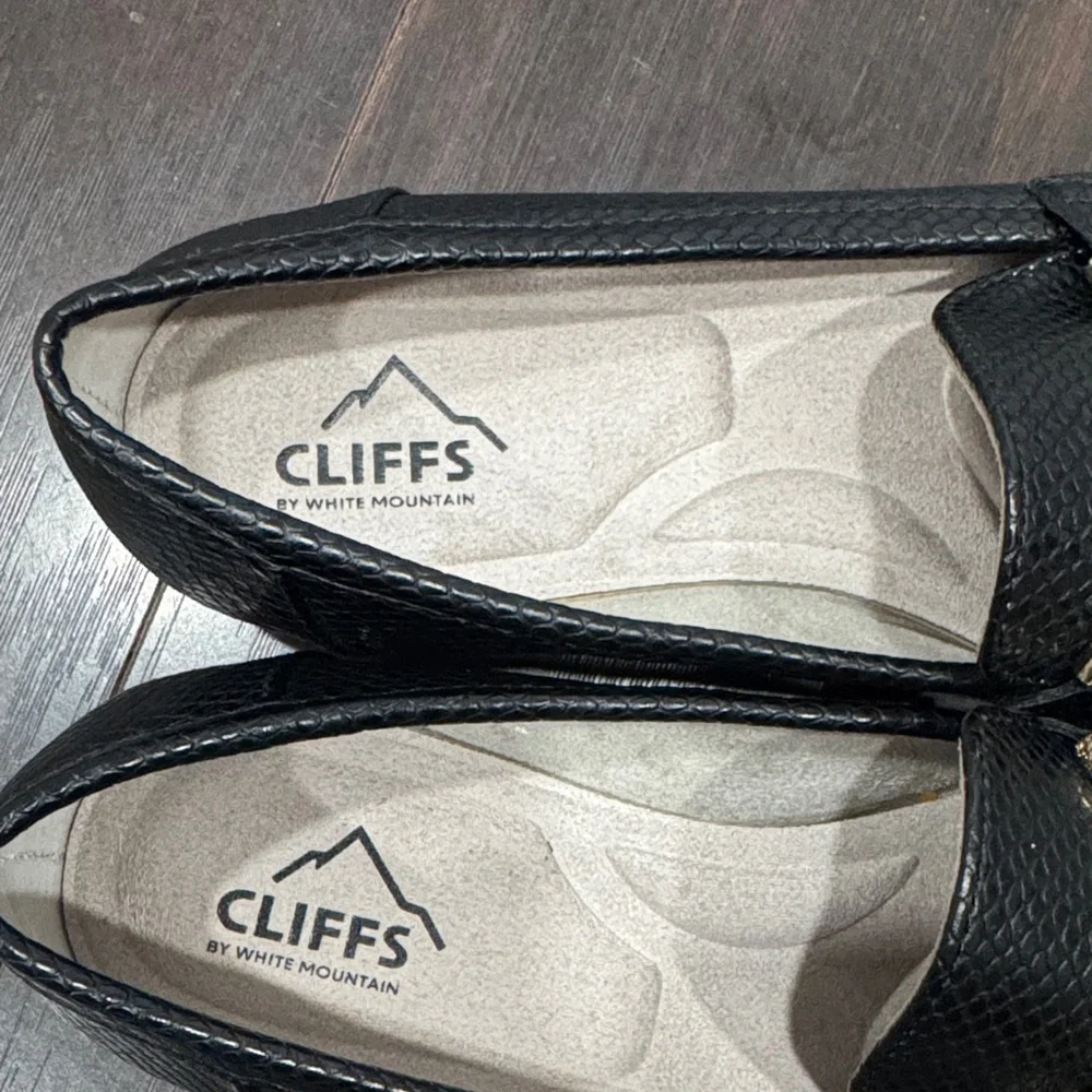 Cliffs by WHITE MOUNTAIN Black Loafers with Gold Chain | Good Used Condition